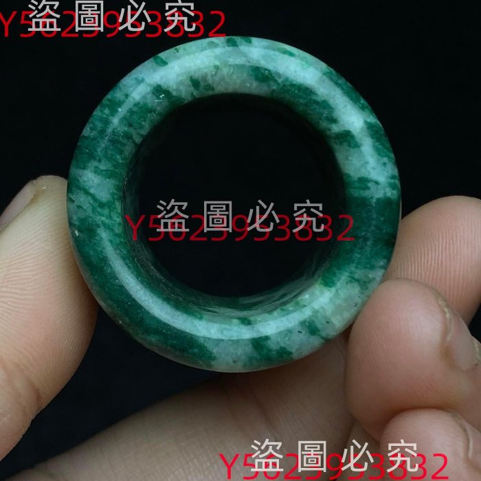 花梨木扳指盒內珍藏高古玉扳指扳指盒尺寸：直徑5.2公分高7.2公分10不