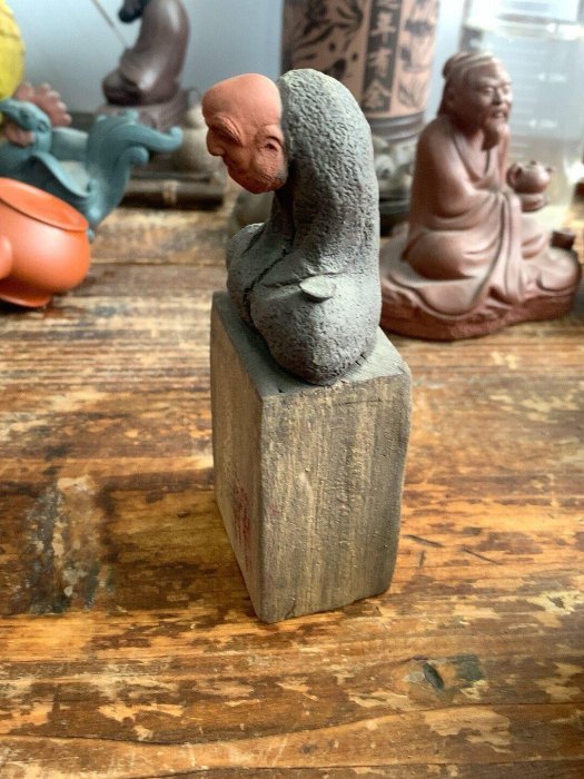 嚴選宜興紫砂精雕達摩茶寵，方正造型散發禪意推薦達摩雕塑紫砂茶寵