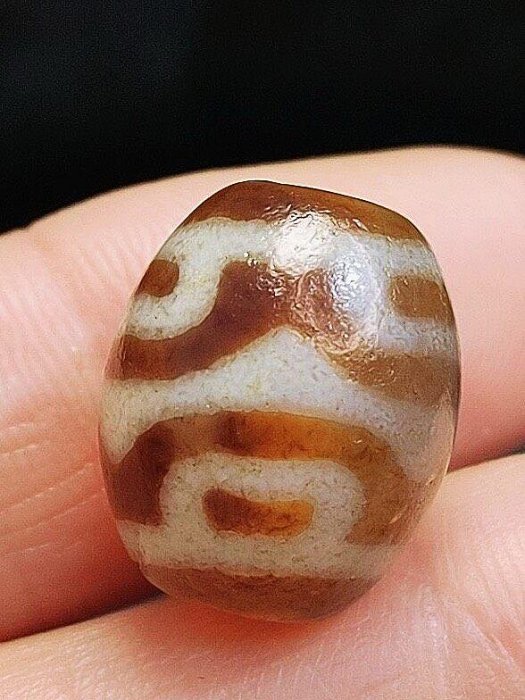 瑪瑙　銀線水蓮花天珠　11-199 嚴選藏傳蓮花天珠，天然瑪瑙古法雕琢，圓潤小巧蓮花紋清雅規整，黑白包