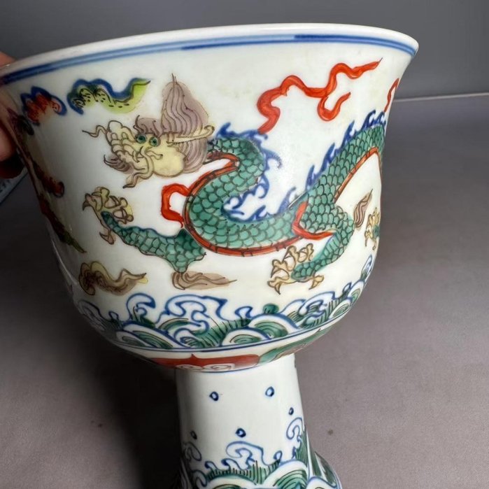 嚴選大明宣德五彩龍紋高足杯，胎質細膩釉色純正，龍紋海水絵工精湛陶瓷