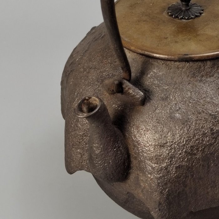 福549 道安形鉄瓶 龍文堂造 岩肌蟹紋 花形銅摘蓋 【