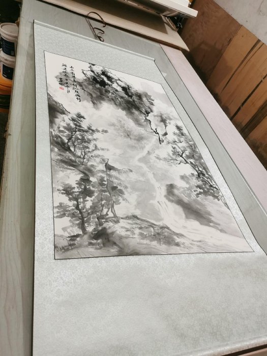 嚴選純手工水墨國畫山水掛軸，宣紙為底錦綾邊框，附精美裝裱山水有清音