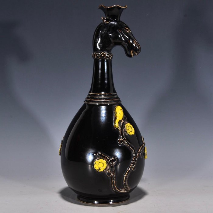 宋定窯黑釉堆塑花鳥紋馬瓶，高31釐米，直徑14釐米，2303 建窯瓷器官窯