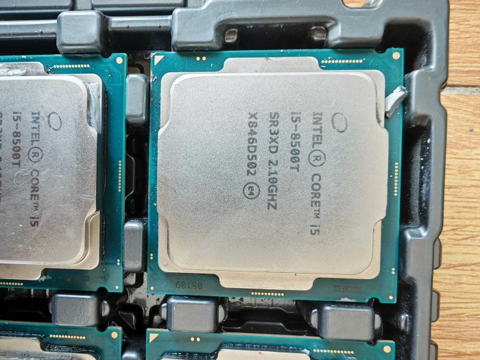 【小新代購】i5-8400T   8500T  CPU 成色如圖，輕微磕碰，介意勿拍 沒有掉電阻，正常使用，裝機首選 頁面價格是85
