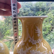 中國景德鎮制6字底款，5060年代黃釉堆白花鳥瓶，器型規整，兩個口沿多