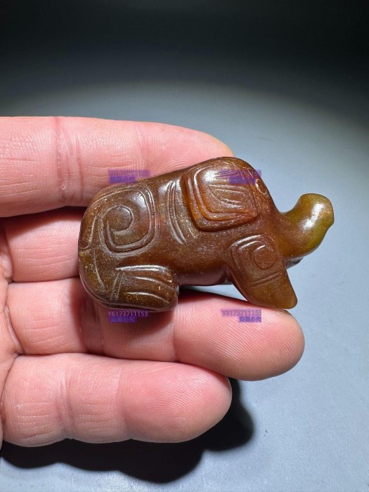 和田玉瑞獸把，玉質溫潤細膩，金黃色澤自然漂亮，雕工精美，造型生動