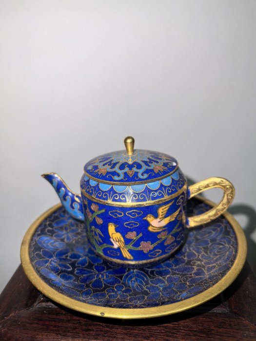 景泰藍銅胎掐絲壺，藍底金花手工精製，規整造型適合收藏與泡茶，附托盤