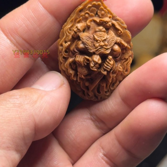 手彫り 核彫刻「鍾馗捉鬼」 鐘馗捉鬼，桃核雕刻，純手工制作，單籽吊墜背云配串神器，，一物二手