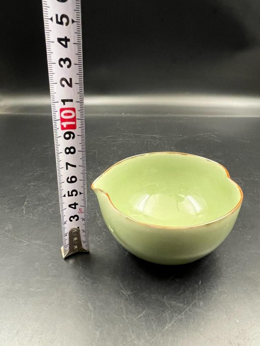 日本進口已故京燒巨匠二代宮永東山（1907～1995）手作青瓷公道杯豆青色