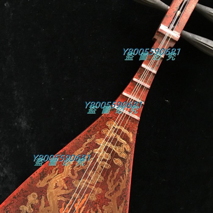 古代樂器老杉山八仙描金琵琶，長118厘米，寬38厘米，厚8厘米