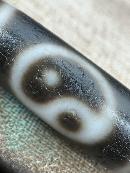 嚴選天然滿風化天珠，呈現獨特太極八卦紋路，直徑12.2mm，對孔46.8mm