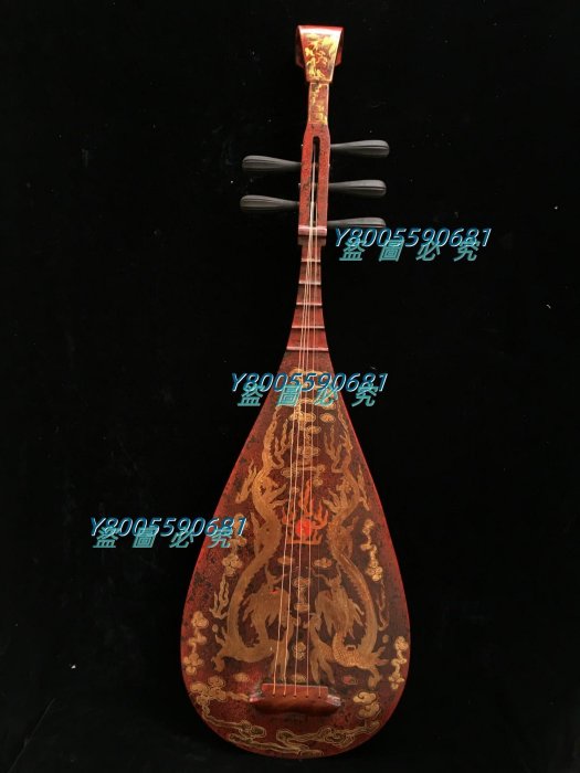 古代樂器老杉山八仙描金琵琶，長118厘米，寬38厘米，厚8厘米