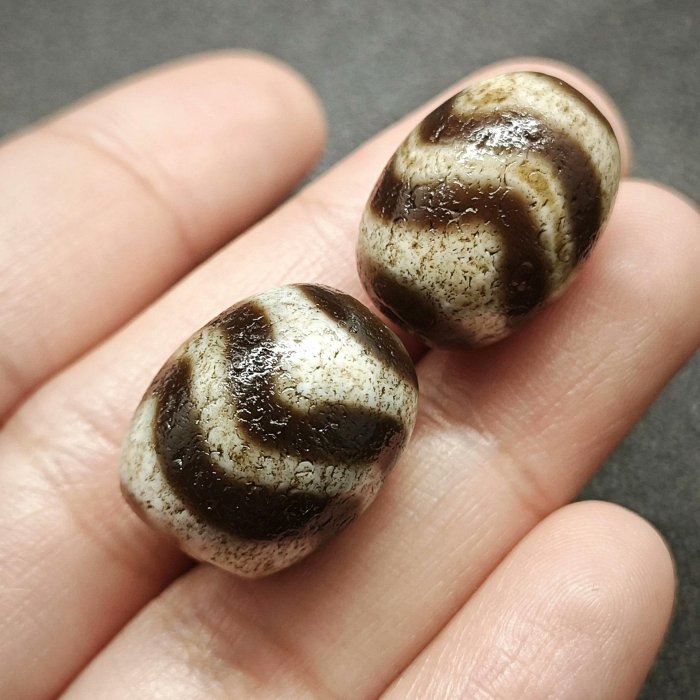 嚴選任曉攀雙虎牙天珠，油淵飽和美觀，質地細膩適合收藏- 天珠水紋雙