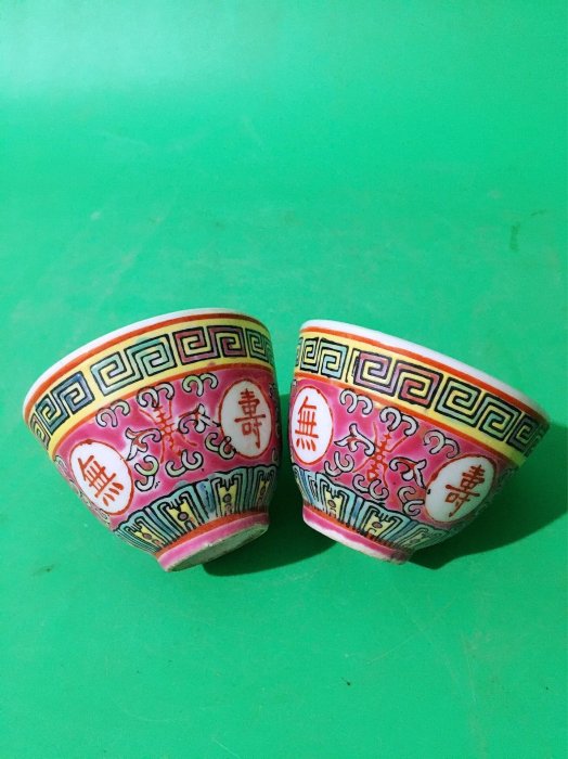 嚴選粉彩手繪紅地萬壽無疆茶杯，口徑7.1公分高5.2公分，收藏與實用兼具