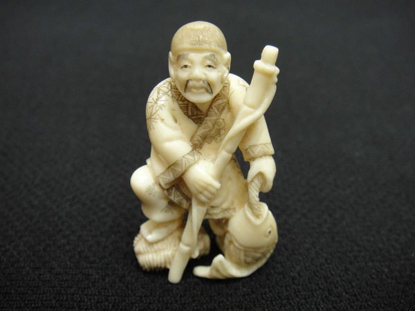 時代 堤物 根付 天然素材 漁夫 人物 在銘 牙彫 白材 鯛 魚【CM268】 時代 堤物 根付 天然素材 漁夫 人物 在銘 牙彫 白材 鯛 魚【