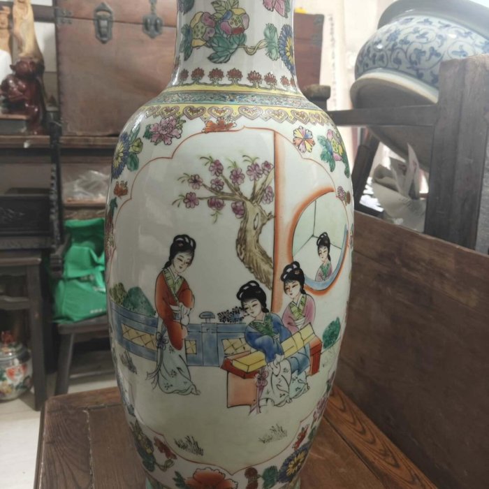 六十年代開窗粉彩大花瓶】景德鎮品，粉彩畫工一流，造型規整，釉面潤澤