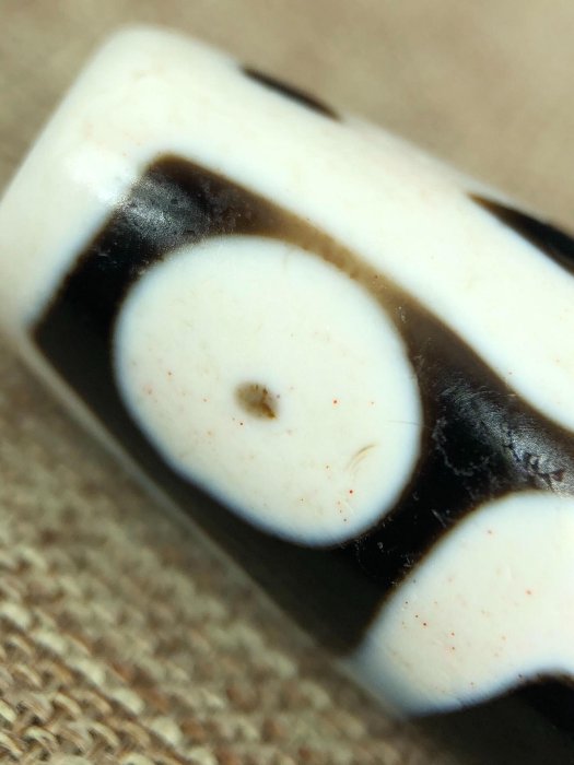 嚴選罕見藏傳瓷白九眼天珠，對孔45.9mm，直徑14.5mm，高油潤肉強光不透