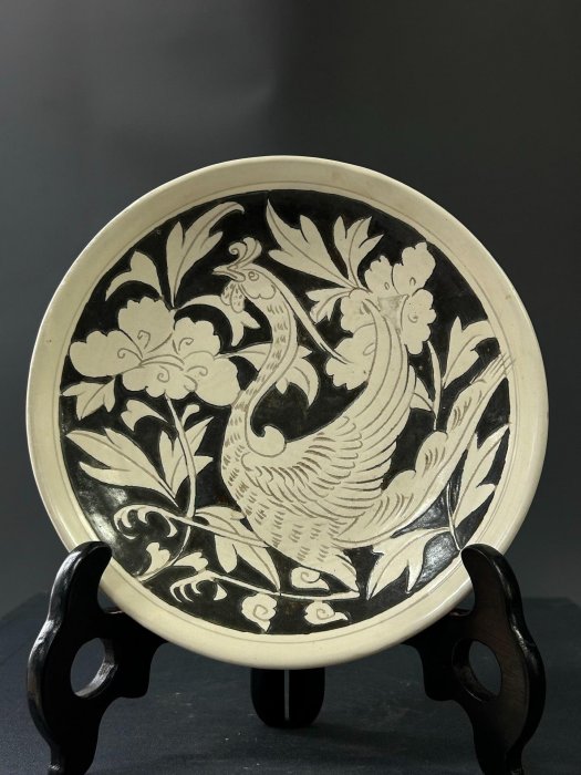 舊藏老窯瓷器磁州窯白釉剔花盤白釉黑彩鳳穿牡丹紋胎質細膩釉面光亮盤面