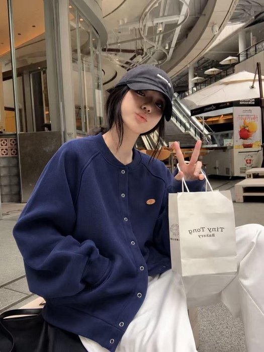 ． NL Select Shop ． 秋冬新款皮標純色簡約圓領按扣外套
