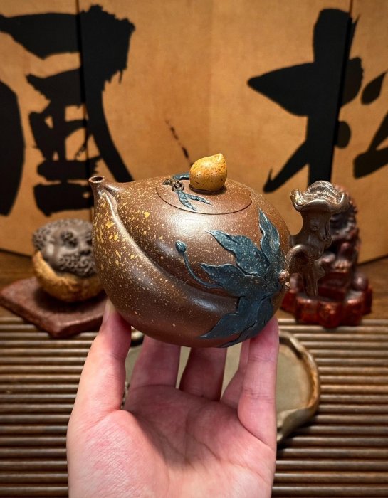 嚴選摹陳鳴遠260cc壽桃壺，原礦老紫泥手工藝品，氣質古樸透香收藏佳選