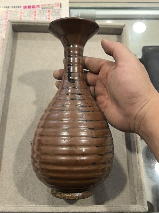 宋代醬釉旋紋玉壺春瓶瓶身修長頸部纖細釉面光亮自然瓶身有自然旋紋裝飾 