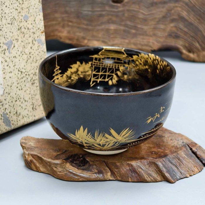 嚴選日本中古金蒔繪山水茶碗，黑釉描金工藝碗身，松樹與古剎紋飾，細節