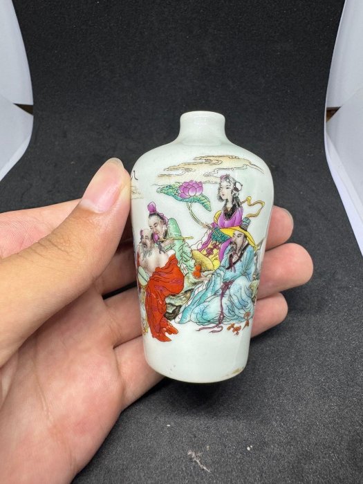 中国　粉彩　人物紋鼻煙壺　八仙過海　乾隆年製銘　送料込み1013 中国 粉彩 人物紋鼻煙壺 八仙過海 乾隆年製銘 送料込み1013