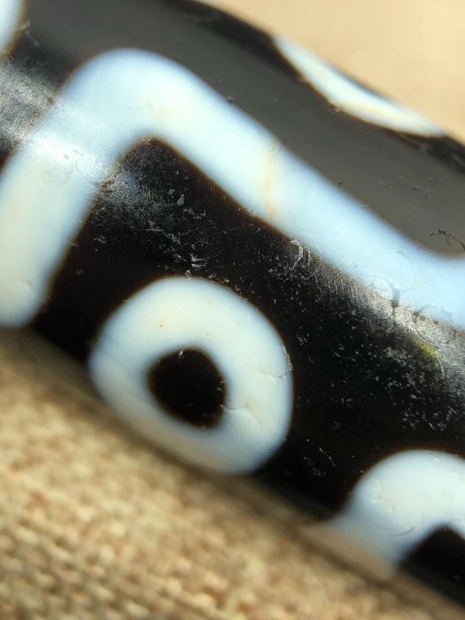 嚴選罕見藏傳瓷白九眼天珠，對孔45.9mm，直徑14.5mm，高油潤肉強光不透