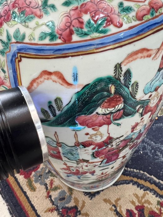 清代時期，同治粉彩故事人物大花瓶，滿粉彩，兩面幾十個人物，口沿有磕