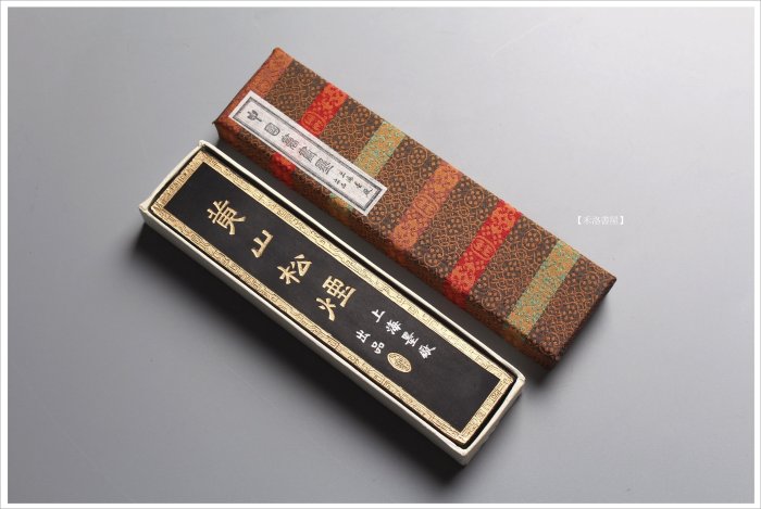 黄山松煙　殿試策墨　徽歙曽素功尭千氏製 黄山松煙 殿試策墨 徽歙曽素功尭千氏製 黄山