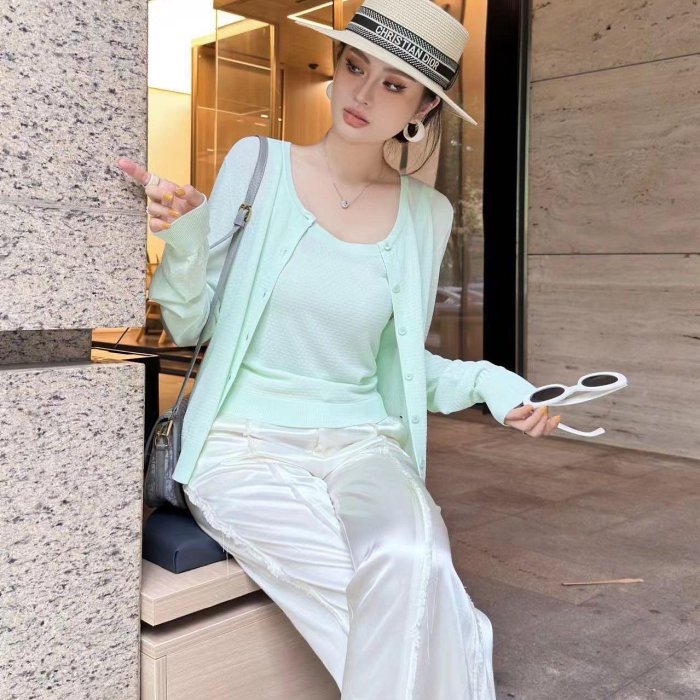 Dior CD 針織外套 小外套 吊帶上衣 開衫背心一套，紗線織造 質感軟糯舒適，下擺刺繡蜜蜂裝飾 精緻洋氣，整件鏤空剪裁 搭配系列針織背心打造不同風格！