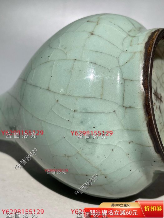 南宋官窯粉青釉膽瓶，玉津園款，高20.6厘米，口徑3厘米，肚徑10厘米