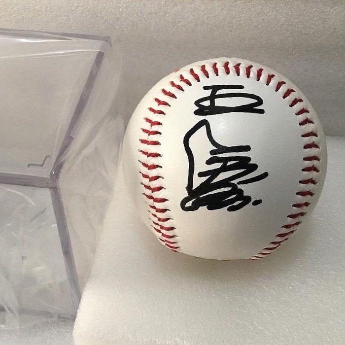 NPB日本職棒巨人隊世界全壘打王『王貞治』親筆簽名球。隊徽LOGO紀念球