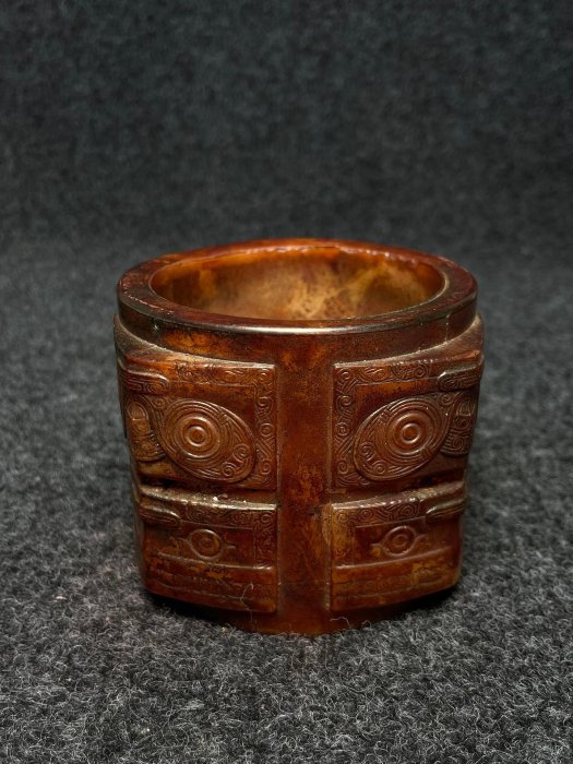 高古玉雕刻玉琮高古玉一般是指戰國和漢以前的玉器，明以前的玉器