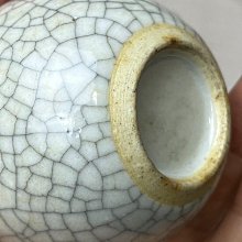 乾隆時期哥釉葫蘆瓶，高度11.5公分，鐵線大開片，金絲細膩美學，適合