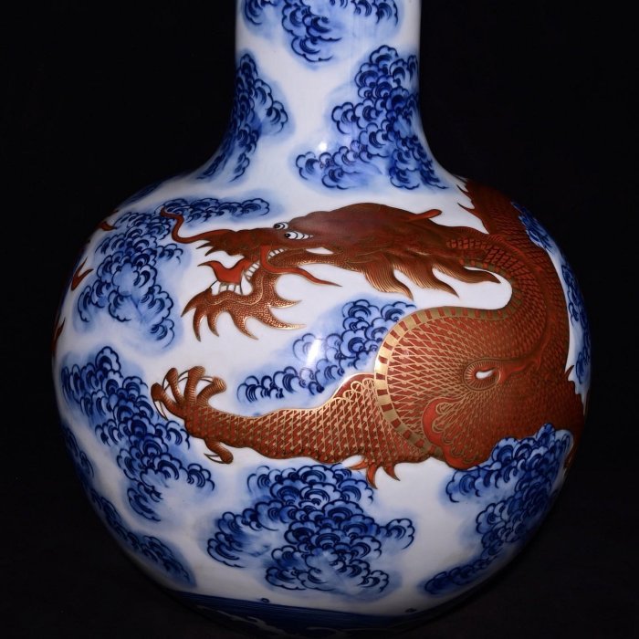 可議價清乾隆年制青花礬紅描金浮雕龍紋天球瓶，高43×32厘米??200064528