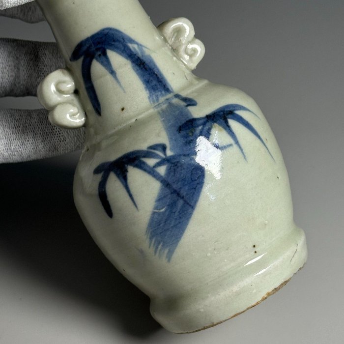 嚴選日本江戶明治雙耳竹繪花瓶，釉水老潤發豆青，竹繪工藝細膩。尺寸