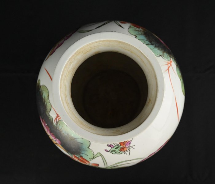 玖隆蕭松和挖寶網Q》早期陶瓷荷花蝴蝶圖紋胖身花瓶花器擺飾擺件重約2.1