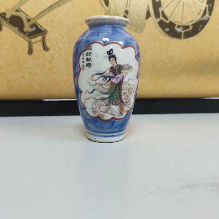 民國青花瓷瓶，白開窗現鳳凰牡丹美畫，尺寸：高10公分口徑3公分，工藝