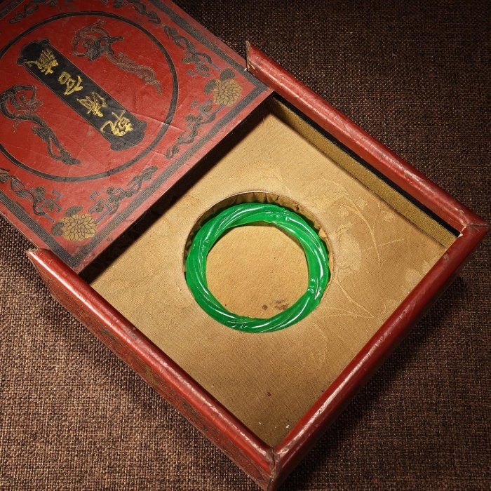 中国古美術 珍品旧蔵 清代宮廷御藏 罕見宝石麻花彫刻手鐲一対 硬度9級 漆器箱付 舊藏收清代宮廷御藏極品罕見超寬高冰種雕刻麻花翡翠手鐲配老漆器盒一個