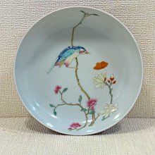 清代雍正粉彩花鳥盤，外胭脂紅釉，內粉彩花鳥紋，盤面畫工細膩，色彩