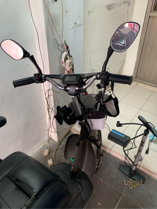 電動代步車，二手電動代步車。雙人，因為家裡放不下車子了。