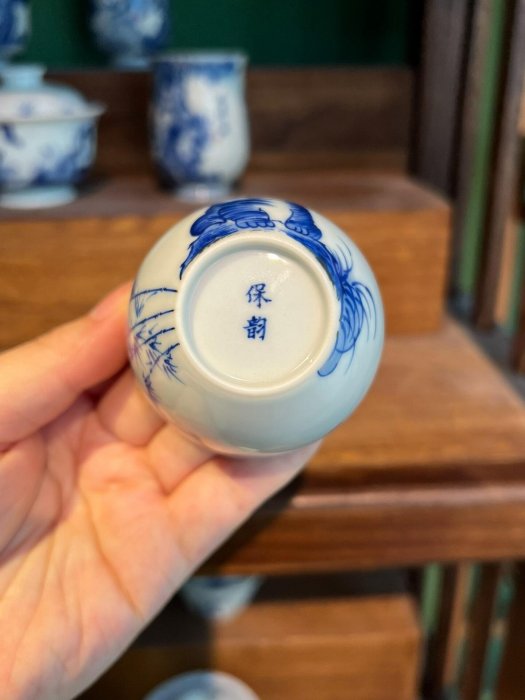 嚴選景德鎮青花手工小茶杯，胎質細膩釉色均勻，杯身精繪竹與老虎圖案