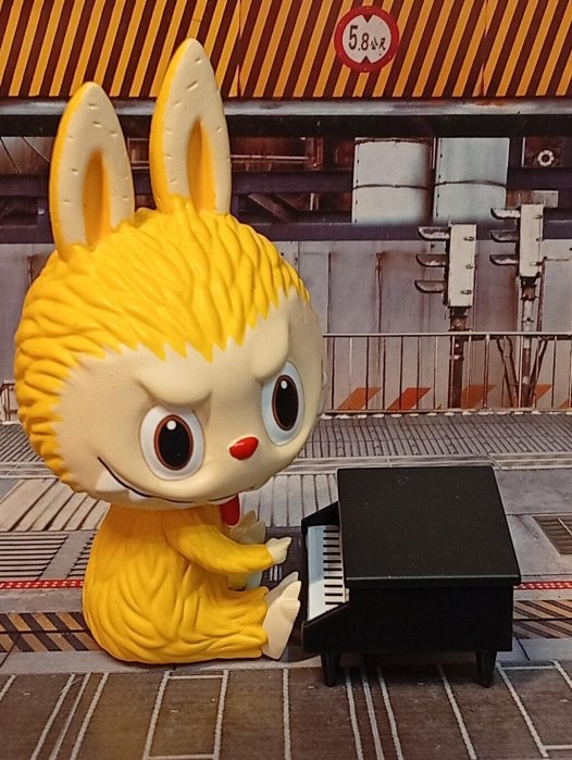 無卡無盒POP MART：  Labubu 森林音樂會系列 盲盒的「彈鋼琴」款 ，照片實拍現況售（編號45 客房邊櫃2)科學麵香蕉