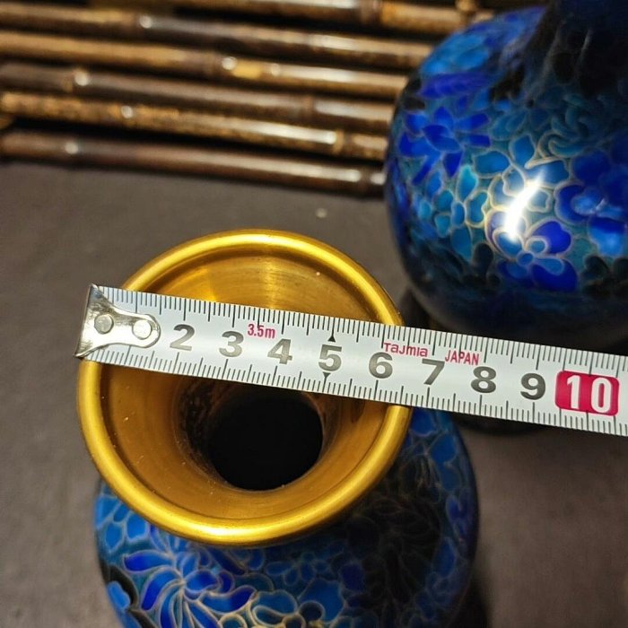 嚴選2477年景泰藍賞瓶，全品相配原盒托，滿工掐絲精細，整體高度26.5