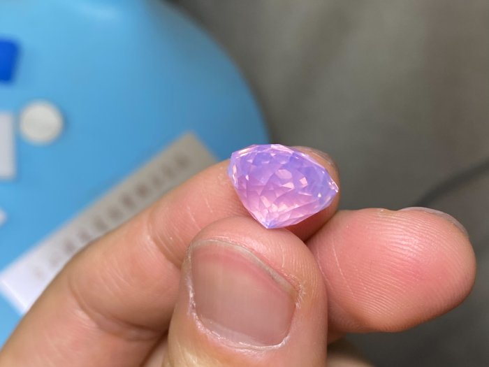 飛飛kelvin【台北周先生】天然變色紫水晶10.8克拉最貴的水晶品種夢幻