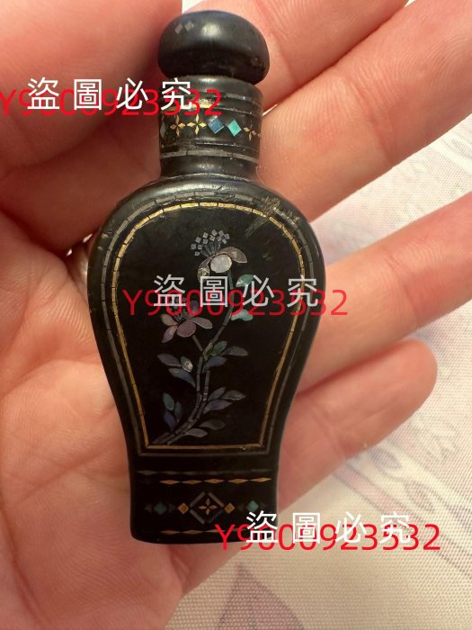 清代千里款大漆嵌螺鈿鼻煙壺，尺寸小巧，工藝精美。黑漆胎體，鑲嵌螺鈿