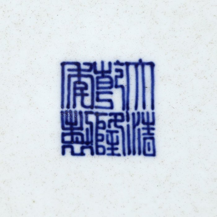 中国古玩　大清乾隆年製　紅釉龍鳳文様　花瓶 中国古玩 大清乾隆年製 紅釉龍鳳文様 花瓶 A fine and extremely