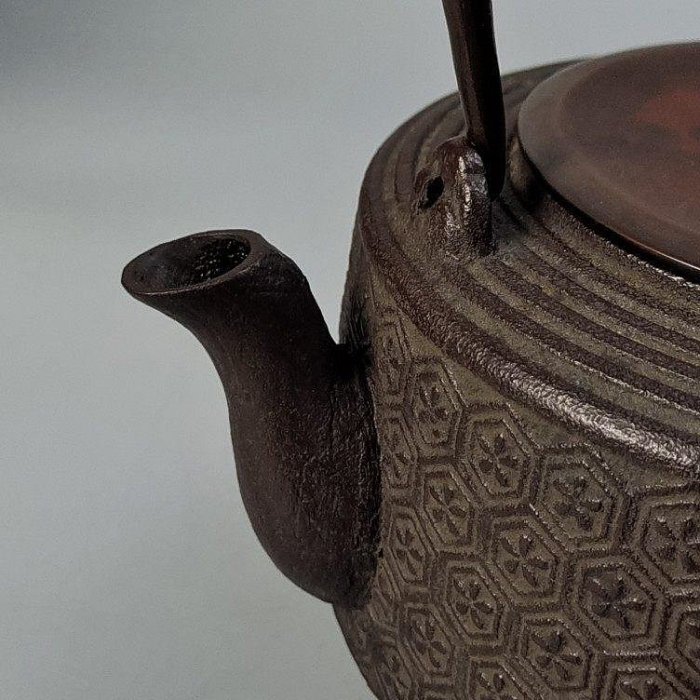 橋本辰敏手工打造日本老壺，龜甲地紋鐵瓶，未使用附原箱高20.4cm 釜師