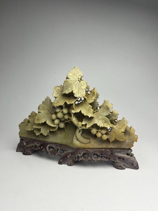 創匯時期出口精品天然青田石石雕《松鼠葡萄》山子擺件/底座也為天然石